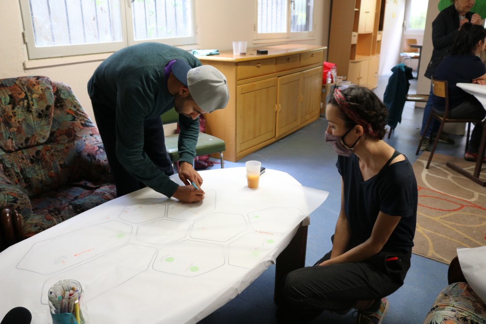 Atelier du 7 juin - Ahmed complète la carto | Ahmed ajoute sa contribution à la cartographie.