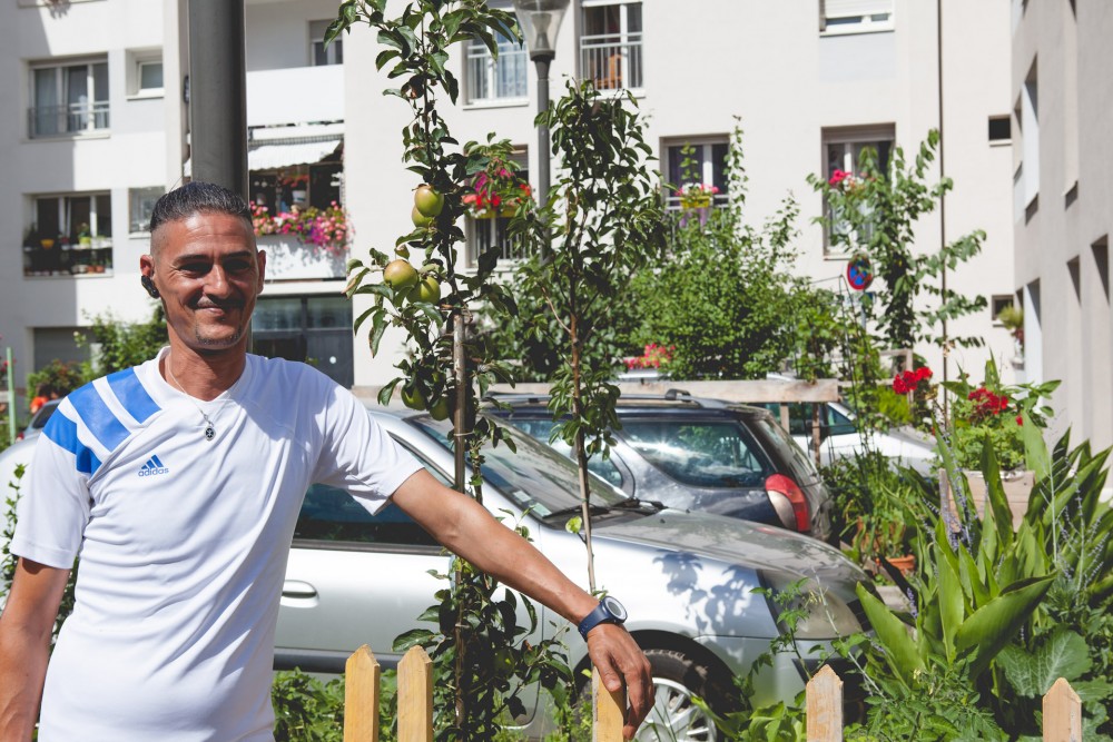 Aziz dans son jardin | 