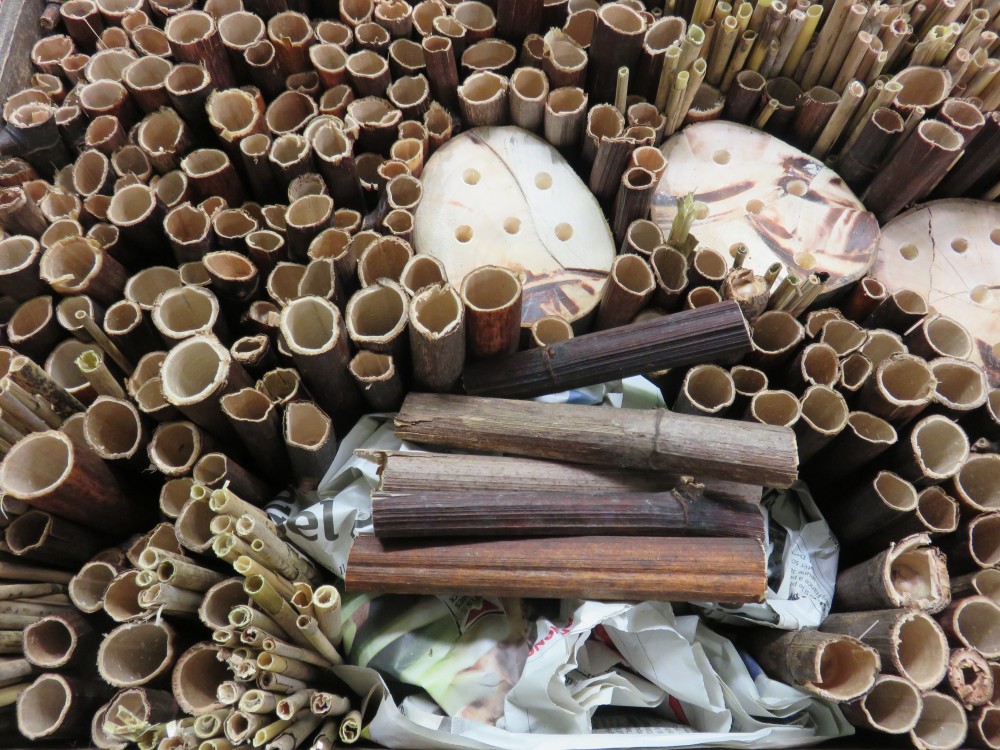 fabrication d'un hôtel à insectes avec les familles | Pour favoriser la biodiversité, le pôle "famille adulte" du CSC Le Galet en partenariat avec le Cine de Bussierre, a proposé la réalisation d'un hôtel à insectes fin de l'année 2018. Grands et petits peuvent découvrir tous les bienfaits des petites bêtes vis-à-vis des plantations.