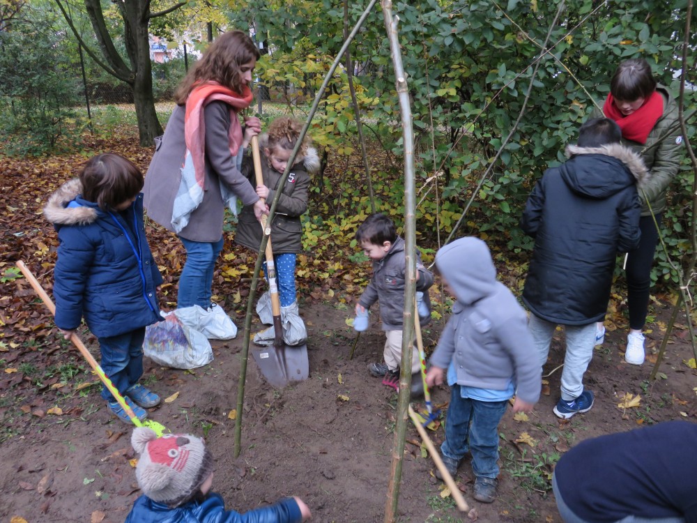 Fabrication d'un tipi végétal - automne 2019 | En partenariat avec le Cine de Bussierre, les familles ont pu apprendre à fabriquer une cabane végétale pour le jardin pour alimenter les possibilités de jeux au sein du jardin. C'est surtout un tipi vivant que l'on peut venir arroser pour l'aider à pousser.