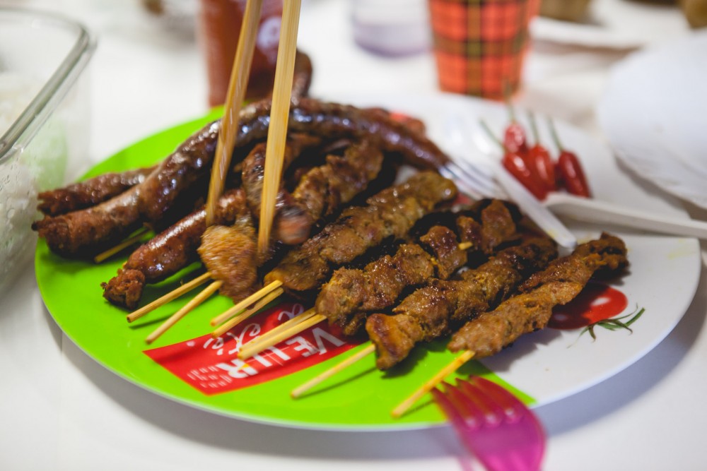 Nappe de repas-atelier du 16 février 2020_détail_merguez-brochette | 