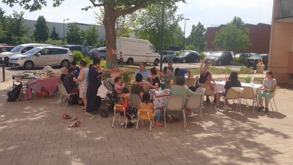 Potager en pied d'immeuble, l'été | Le potager en pied d'immeuble, en été. De grandes tables avec tous les voisins
