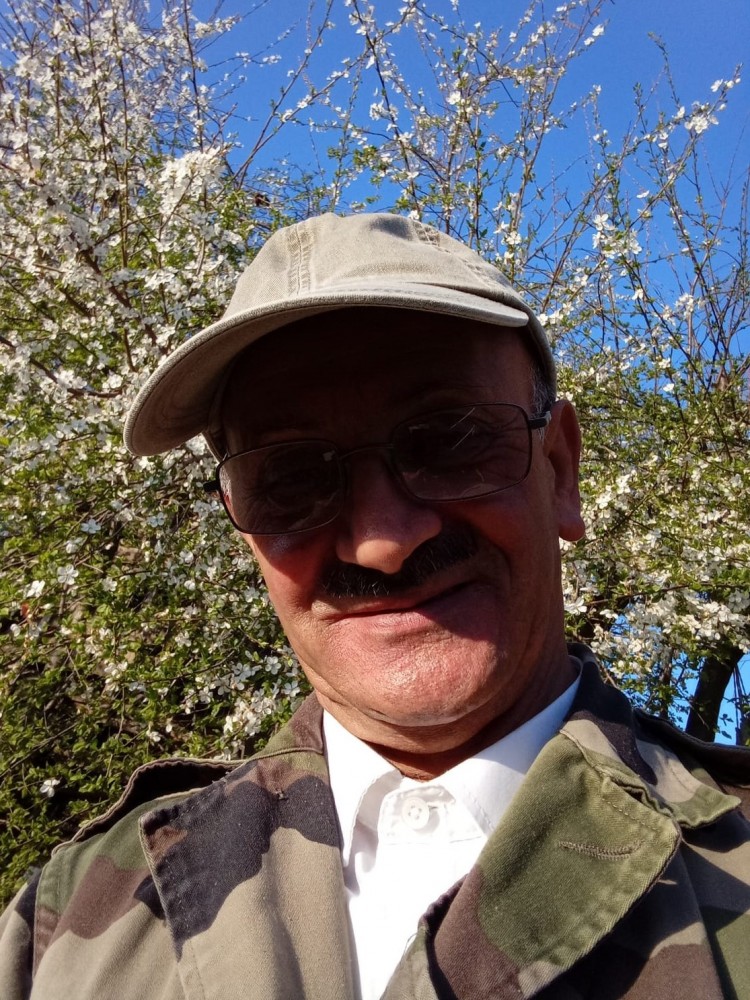 Selfie Ali | Auto-portrait d'Ali dans son jardin en bord de voie