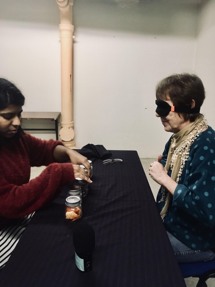 Véronique teste de ressentir les odeurs les yeux bandés | 1 navet salé, 2 menthe, 3 terre, 4 madeleine, 5 clémentine, 6 romarin